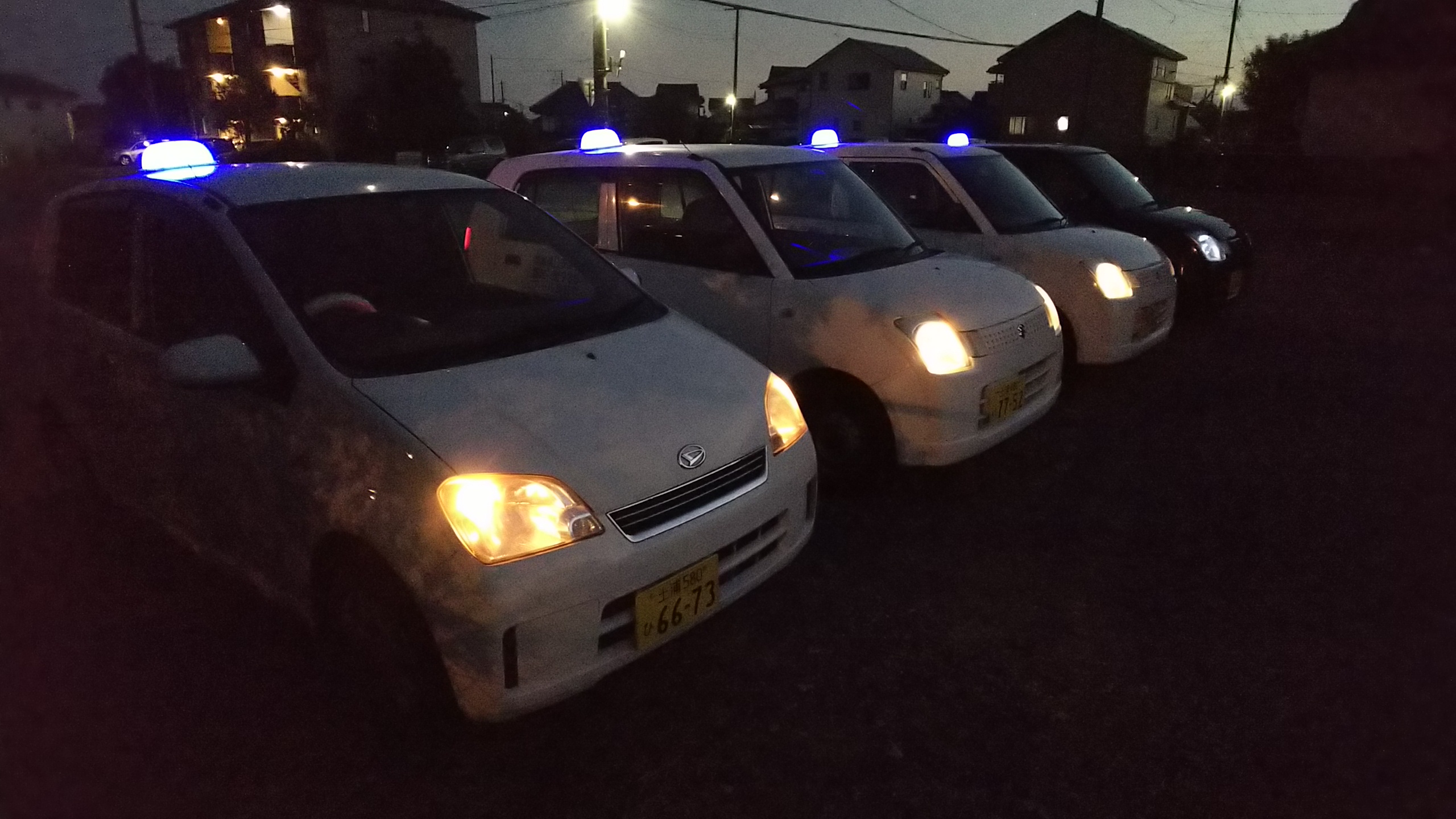 待機中の代行随伴車両。ブルーのLEDアンドンが綺麗です。